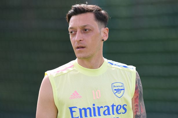 Ozil tampak sedang berlatih dengan mengenakan jersey Arsenal